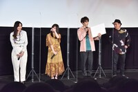 左から伶、橋本環奈、佐藤大樹、久保茂昭。