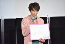 「もし小説を書くならどんなタイトルに？」という質問に「壁に耳あり正直メアリー」と回答する佐藤大樹。