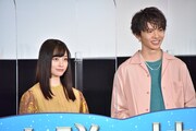 左から橋本環奈、佐藤大樹。