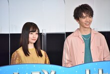 左から橋本環奈、佐藤大樹。