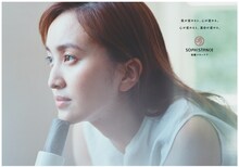 「SOPHISTANCE」広告ビジュアルより、百田夏菜子（ももいろクローバーZ）。