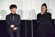 左から岩田剛典、永瀬正敏。