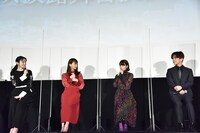 女性陣が時戸森則について話しているのを見守る岩田剛典（右端）。