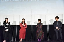 女性陣が時戸森則について話しているのを見守る岩田剛典（右端）。