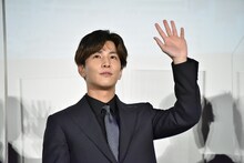 YouTubeを通じてイベントの模様を視聴しているファンに手を振る岩田剛典。