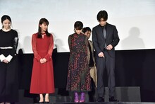 立ち位置を確認する岩田剛典（右端）。