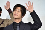 ムービーカメラに手を振る岩田剛典。