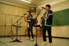 ゆずが母校・岡村中で岡ジャーまとい青春時代をなぞるライブ披露、バックダンサーは先生たち