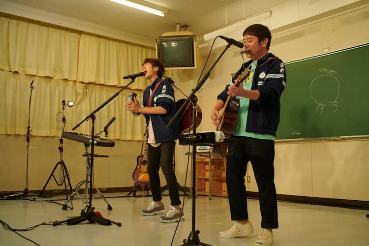 ゆずが母校・岡村中で岡ジャーまとい青春時代をなぞるライブ披露 