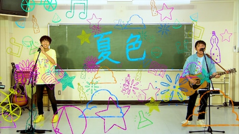 「夏色」をパフォーマンスするゆず。（写真提供：TOY'S FACTORY）