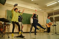 「タッタ」を披露するゆずと、“スペシャルダンサーズ”の教員たち。（撮影：太田好治）