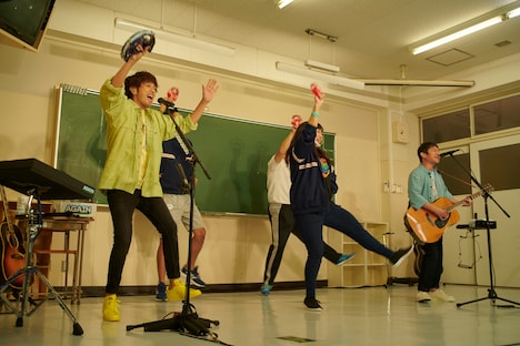 「タッタ」を披露するゆずと、“スペシャルダンサーズ”の教員たち。（撮影：太田好治）