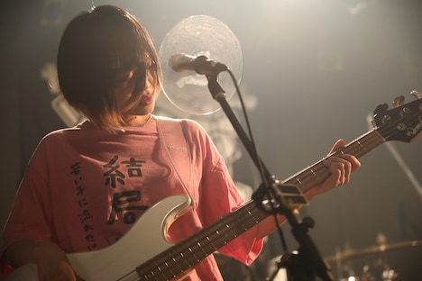 しばたありぼぼ（B, Vo）（写真提供：ユニバーサルシグマ）