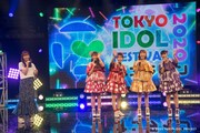 「TOKYO IDOL FESTIVAL オンライン 2020」グランドフィナーレの様子。左から指原莉乃、もももいろクローバーＺ。