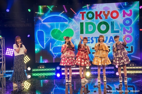 「TOKYO IDOL FESTIVAL オンライン 2020」グランドフィナーレの様子。左から指原莉乃、もももいろクローバーＺ。