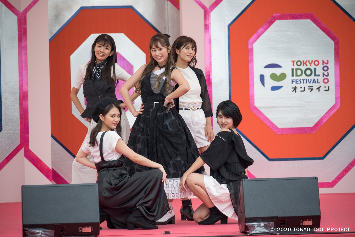 佐々木彩夏（ももいろクローバーZ）によるライブの様子。