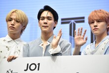 左から大平祥生、豆原一成、川西拓実。