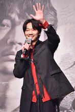 視聴者に手を振る綾野剛。