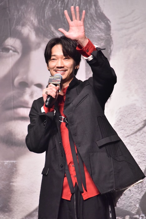 視聴者に手を振る綾野剛。