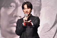 フロアに移動して[Alexandros]のライブを観たいと話す綾野剛。