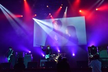 [Alexandros]のライブパフォーマンスの様子。