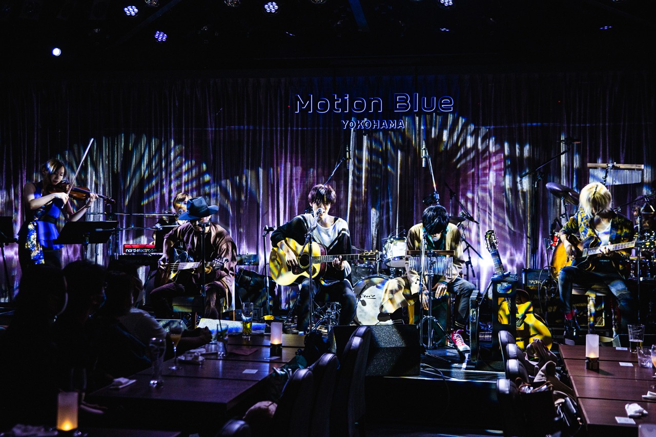 THE PINBALLS「Acoustic session Live "Dress up 2 You"」神奈川・MOTION BLUE YOKOHAMA公演の様子。（撮影：かわどう）
