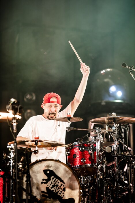 藤原“32才”広明(Dr)(撮影:青木カズロー)