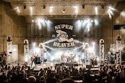 「SUPER BEAVER 15th Anniversary 都会のラクダSP~ラクダビルディング&ビルディング~」の様子。(撮影:青木カズロー)