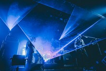 「ヒトリエ BEST ALBUM RELEASE 生配信ライブ“4”」の様子。（撮影：西槇太一）