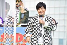 手前から加藤諒、DJ KOO。