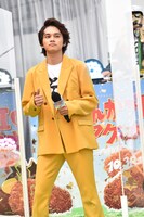 DJ KOOのプレイに体を揺らす北村匠海。