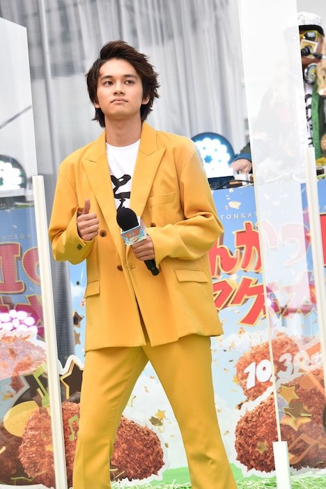 DJ KOOのプレイに体を揺らす北村匠海。