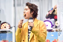 とんかつをほおばる北村匠海。