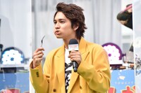 とんかつをほおばる北村匠海。