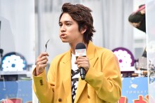 とんかつをほおばる北村匠海。