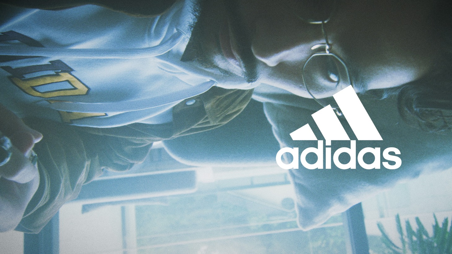 「adidas CASUAL Collection」オリジナルムービー第2弾「家でも」編より。