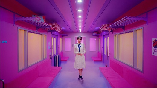 IZ*ONE「Beware」ミュージックビデオのワンシーン。