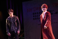 「What You Own」歌唱披露の様子。