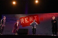 「What You Own」歌唱披露の様子。