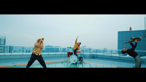 TRI4TH「For The Loser feat. KEMURI HORNS」ミュージックビデオのワンシーン。