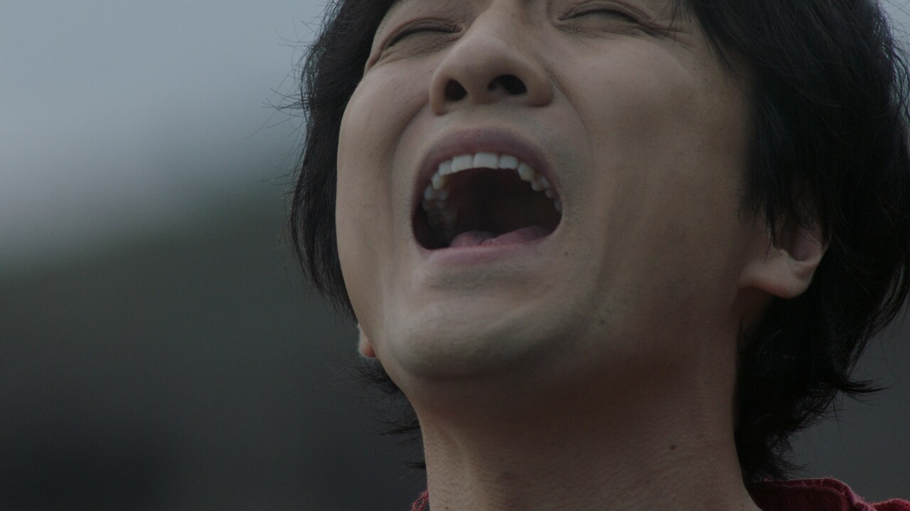 森山直太朗、書家が文字書き続ける浜辺で歌う