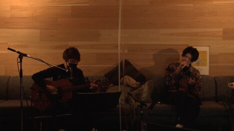 渡辺拓也の演奏に乗せて歌唱する夏代孝明。