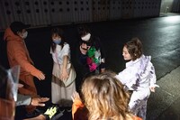 会場外で円陣を組む柏木ひなたとスタッフ。