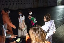 会場外で円陣を組む柏木ひなたとスタッフ。