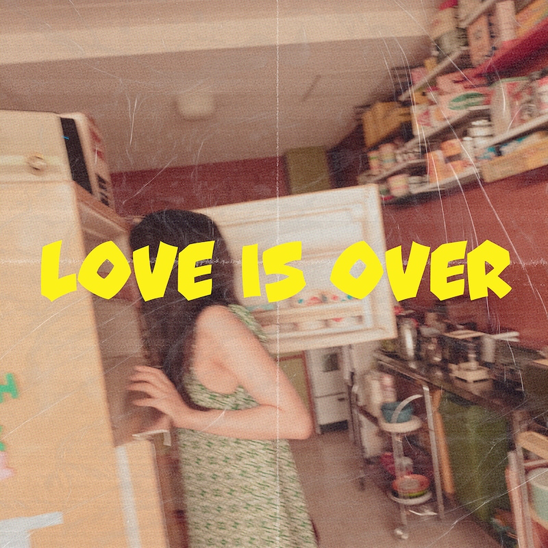 里咲りさ「Love is over」ジャケット