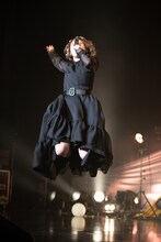 「ハイタテキ！」で普段星名美怜が行うハイジャンプを披露する柏木ひなた。