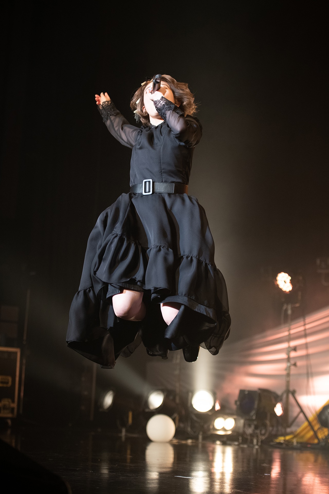 「ハイタテキ！」で普段星名美怜が行うハイジャンプを披露する柏木ひなた。