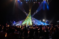 オレンジのペンライトで染まった新木場STUDIO COASTのフロア。