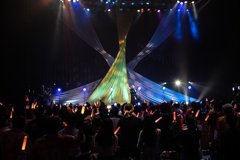 オレンジのペンライトで染まった新木場STUDIO COASTのフロア。