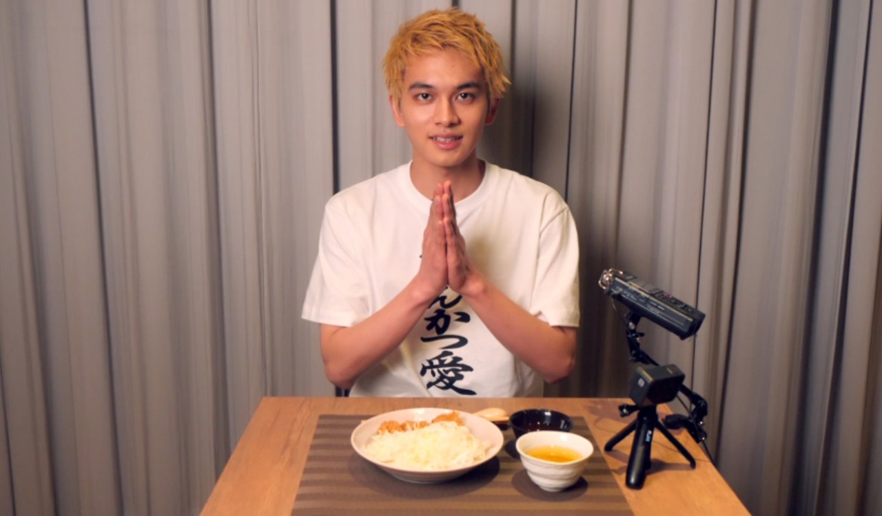 映画「とんかつDJアゲ太郎」ASMR動画のワンシーン。